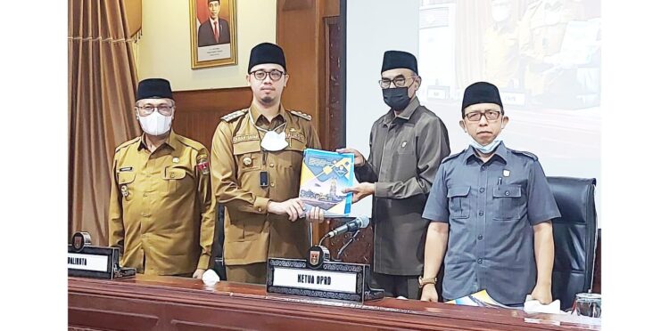 Wako Bukittinggi Antarkan 4 Ranperda Melalui Paripurna 1 SERAHKAN RANPERDA— Wako Bukittinggi Erman Safar menyerahkan 4 Ranperda kepada pimpinan DPRD Bukittinggi melalui rapat paripurna.