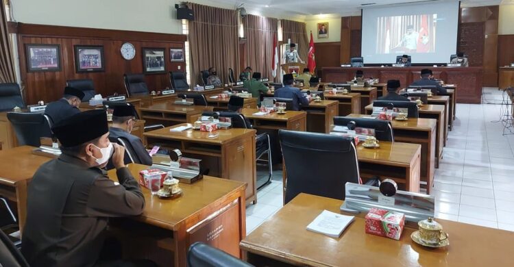 Wako Bukittinggi Jawab Pandangan Umum Fraksi DPRD 1 PENYAMPAIAN JAWABAN —Wali Kota Bukittinggi Erman Safar menjawab pandangan umum Fraksi Tentang meyangkut empat Ranperda yang dihantarkan beberapa waktu lalu.