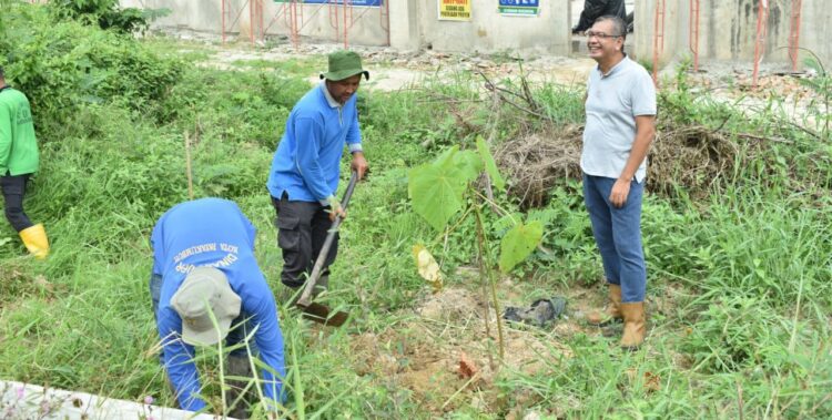Jelang Penilaian Kota Sehat Dan Menyambut Idul Adha 1442 H, Riza Falepi Pimpin Goro di Bantaran Sungai Batang Agam 1 IKUT GORO—Wako Payakumbuh Riza Falepi ikut goro bersama warga.