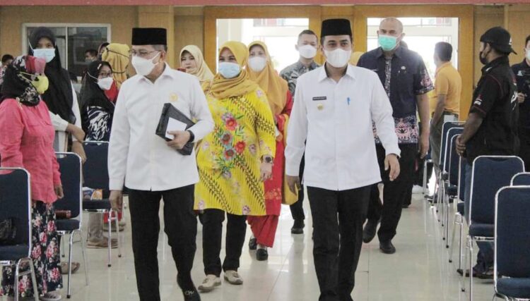SOSIALISASI— Wakil Wali Kota Solok Ramadhani Kirana Putra saat mengikuti kegiatan Sosialisasi Integrasi Pelaksanaan Germas menuju Eliminasi Malaria dan kegiatan vaksinasi Covid-19.