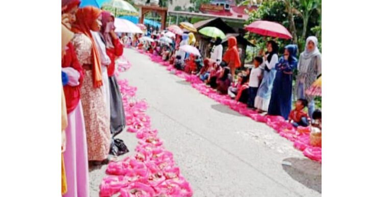 TRADISI MANAMPUANG–Tradisi pembagian daging kurban dengan “manampuang” masih lestari di Jorong Sitingkai, Nagari Koto Rantang, Kecamatan Palupuah, Kabupaten Agam.