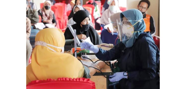 Posko Kelurahan Strategis Terapkan PPKM Mikro di Kota Solok 1 LAYANAN VAKSIN—Warga Kota Solok ketika mendapatkan pelayanan vaksinasi Covid-19 di posko kelurahan.