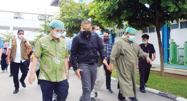 KUNJUNGI RSUP M Djamil— Wakil Gubernur Sumbar Audy Joinlady didampingi Dirut RSUP M Djamil Padang Dr. dr. Yusirwan, SpB, SpBA (K ) MARS melihat kesiapan rumah sakit M Djamil dalam menghadapi lonjakan pasien Covid-10, Minggu (11/7).