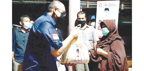 Buktikan Kerja Nyata untuk Sumbar, Pekerja Sosial Masyarakat Apresiasi Kinerja Andre Rosiade 1 KERJA NYATA— Anggota DPR RI Andre Rosiade saat memberikan bantuan sosial kepada masyarakat yang membutuhkan terutama di tengah pandemi virus corona yang tak berkesudahan.