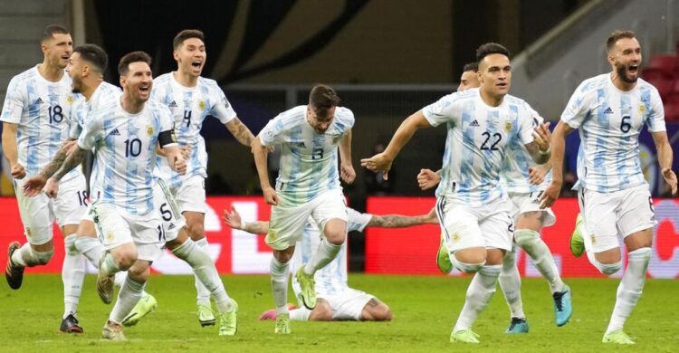 LOLOS KE FINAL— Lionel Messi dkk merayakan kemenangan mereka usai mengalahkan Kolombia di semifinal Copa America . Setelah bermain imbang 1-1 selama 90 menit, laga dilanjutkan dengan adu penalti, yang dimenangkan oleh Argentina, Rabu (7/7) pagi WIB. Di final, Argentina bakal bertemu musuh abadi mereka, Brasil.