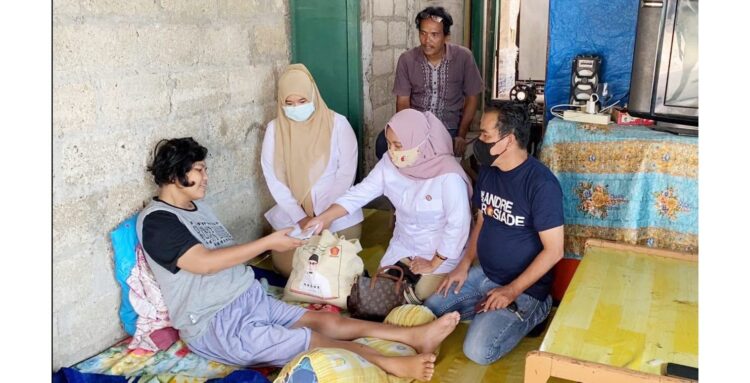 Andre Rosiade Bantu Pengobatan Anak Penjahit Karung yang Stroke di Ulu Gadut, Kecamatan Pauh, Kota Padang 1 BANTUAN SEMBAKO DAN UANG— Tim DPD Gerindra Sumbar menyerahkan bantuan sembako dan uang tunai dari Andre Rosiade untuk keluarga Jon di Ulu Gadut, Pauh Selatan.