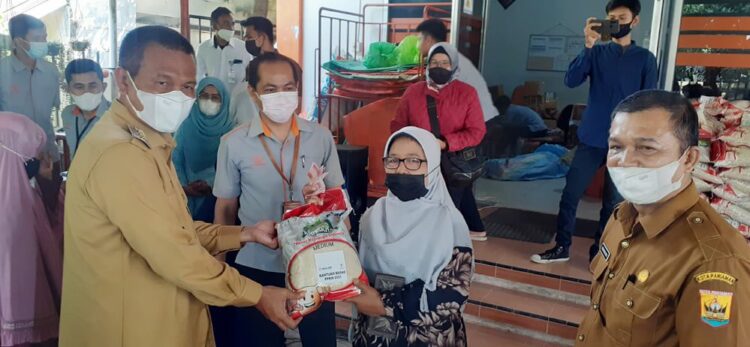 SERAHKAN—Wali Kota Pariaman Genius Umar serahkan bantuan beras pada masa pandemi PPKM Mikro kepada warga.