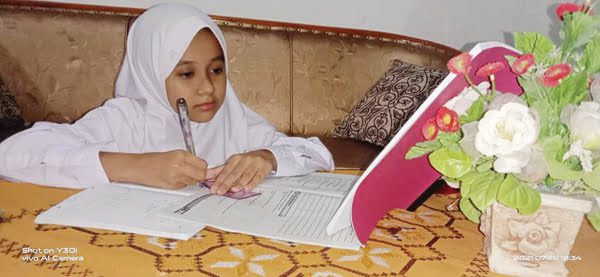 Sekolah Tetap di Rumah Saja, di Kota Padang, DPRD Minta Guru Buat Terobosan 1 BELAJAR DI RUMAH— Seorang siswi kelas V SDN Percobaan Ujung Gurun, menyelesaikan tugas-tugas yang diberikan guru sekolah dari rumah, saat Dinas Pendidikan Kota Padang masih memberlakukan PBM secara daring.