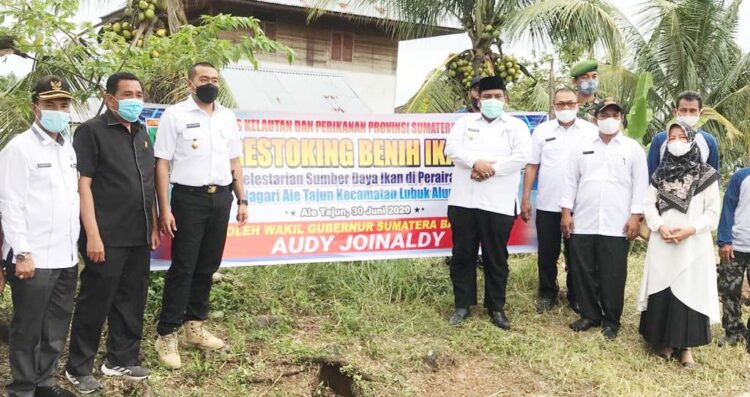 Bupati Padangpariaman Suhatri Bur bersama dengan Wakil Gubernur Sumatra Barat Audy Joinaldy, kemarin, menyerahkan sekaligus melakukan penebaran 22000 bibit ikan di area irigasi perairan umum di Nagari Aie Tajun Lubuk Alung, Kecamatan Lubuk Alung.