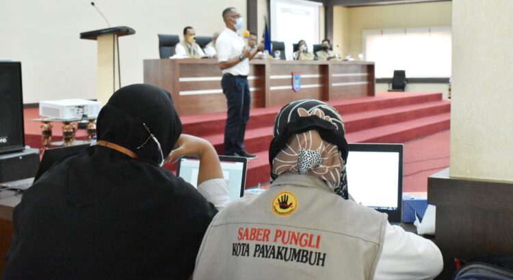 RAPAT—Terlihat para tim gabungan cegah pungli di Payakumbuh sedang rapat.