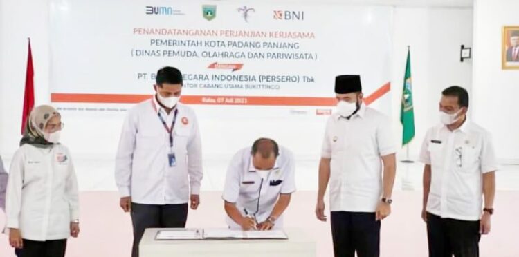 TANDATANGAN— Dinas Pemuda, Olahraga dan Pariwisata (Disporapar) melaksanakan Perjanjian Kerja Sama (PKS) dengan Bank Negara Indonesia (BNI)  dalam rangka pembayaran non-tunai menggunakan Tap Cash pada objek wisata PDIKM.