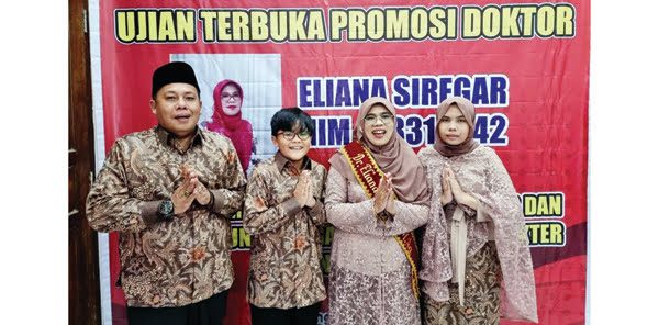 UJIAN TERBUKA— Senyum kebahagian keluarga Eliana Siregar usai mengikuti ujian terbuka promosi Doktor dari UIN Imam Bonjol Padang yang dilakukan secara daring melalui aplikais Zoom Meeting, Senin (19/7) lalu.
