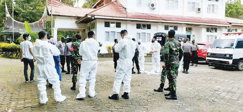33 Orang di Panti Sosial Lansia Positif Covid-19, Dievakuasi ke RSUD Padangpariaman 1 EVAKUASI— Petugas kesehatan yang dibantu oleh Kodim 0308/Pariaman dan Polres Padangpariaman mengevakuasi pegawai dan warga binaan yang terkonfirmasi positif Covid-19.
