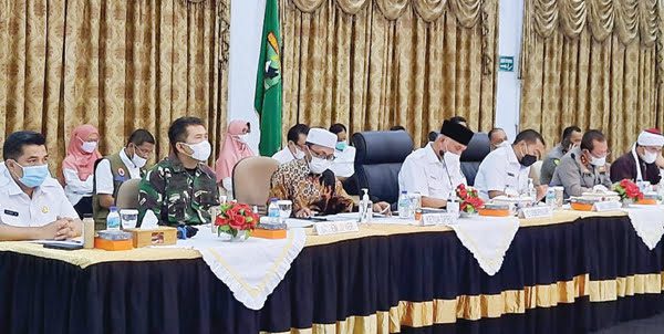 Waspada Munculnya Ledakan Kasus, Positif Covid-19 di Sumbar Capai Angka Tertinggi, Dokter Andani: Jangan Parah Dulu Baru Ribut 1 RAPAT PPKM-Gubernur Sumbar, Mahyeldi Ansharullah dan Wakil Gubernur, Audy Joinaldy dan dihadiri Wakil Ketua DPRD Sumbar, Irsyad Syafar, jajaran OPD serta Forkopimda Sumbar melaksanakan rapat PPKM untuk menekan peningkatan Covid-19 di Sumbar, Rabu (7/7).