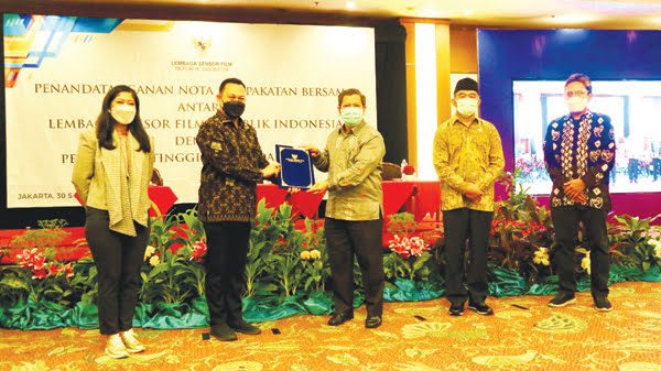 Rektor ISI Padangpanjang Prof Novesar Jamarun ketika melakukan kerjasama antara ISI Padangpanjang dengan Lembaga Sensor Republik Indonesia.