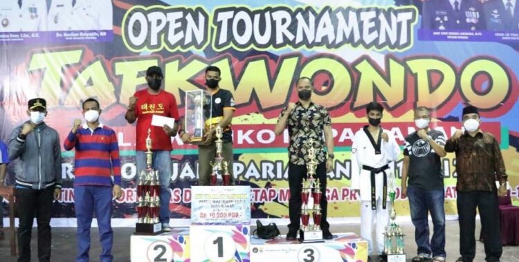 FOTO BERSAMA—Walikota Pariaman Genius Umar foto bersama dengan taekwondoin yang menyabet medali di pada penutupan Kejuaraan Takwondo Walikota Cup 2021.