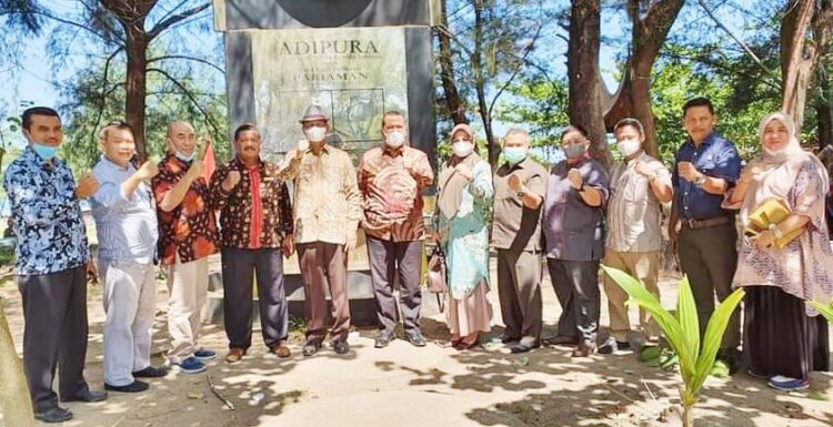 Wali Kota Pariaman Genius Umar: Shalat Idul Adha, di Masjid dengan Prokes Ketat 1 NIKMATI OBJEK WISATA— Wako Pariaman Genius Umar bersama Wawako Mardison Mahyuddin dan tamunya menikmati objek wisata di Pantai Anas Malik.