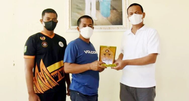 CENDERA MATA— Wako Genius Umar  terima cendera mata dari Taekwondo Riau.