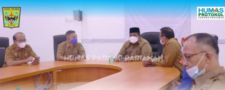 RAPAT—Bupati Padangpariaman Suhatri Bur pimpin rapat Tim Percepatan Akses Keuangan Daerah (TPAKD), kemarin.