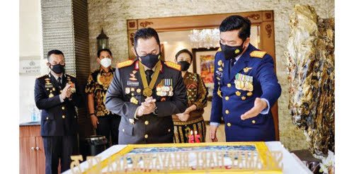 HUT Bhayangkara ke75, Presiden Minta Polri Jangan Lengah di Tengah Pandemi 1 KEJUTAN—Panglima TNI Marsekal TNI Hadi Tjahjanto memberikan kejutan kepada Kapolri Jenderal Pol Listyo Sigit Prabowo, Kamis (1/ 7) 2021.