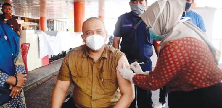 VAKSINASI MASSAL—  Kepala Disdag Kota Padang Andree Algamar ketika divaksin beberapa waktu lalu di Pasar Raya Padang.