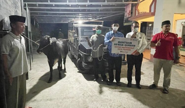 Rayakan Hari Raya Idul Adha 1442 H, BNI Berbagi Hewan Sapi Kurban untuk Pemko Padang dan Denpom 1/4 Kota Padang 1 BNI Wilayah Padang menyalurkan hewan kurban untuk Pemko Padang dan Denpom 1/4 Kota Padang.