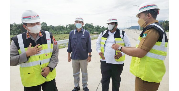 Bupati Padangpariaman Suhatri Bur bersama Wakil Gubernur Smatra Barat Audy Junaldi dan Kapolda Toni Harmanto kemarin tinjau lokasi pembangunan ruas jalan tol menghubungkan Padangpariaman menuju Pekanbaru di Provinsi Sumatera Barat dari kilometer 0.0 - 16.0 bertepatan di nnagari Kasang Kecamatan Batang Anai.
