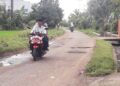Sudah Lama Rusak, Penuh Lubang, Jalan Menuju SMA 16 tak Kunjung Diperbaiki 9 Sudah Lama Rusak, Penuh Lubang, Jalan Menuju SMA 16 tak Kunjung Diperbaiki