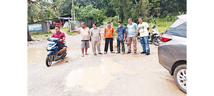 Warga RW III Padang Besi Impikan Jalan Dibeton, Hujan Deras, Jalan Dipenuhi Lumpur 1 JALAN RUSAK— Ketua Fraksi Demokrat DPRD Padang, Surya Jufri bersama tokoh masyarakat melihat kondisi jalan yang sudah tidak layak dan perlu dibetonisasi, Senin (5/7).