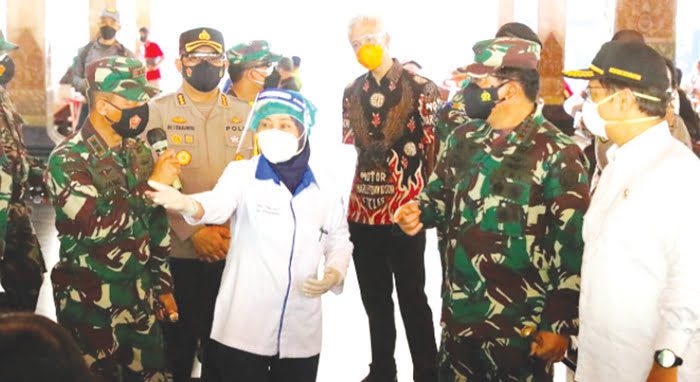 TINJAU—Gubernur Jateng Ganjar Pranowo mendampingi Menteri Kesehatan Budi Gunadi Sadikin, Panglima TNI Marsekal Hadi Tjahjanto, Kapolri Jenderal Polisi Listyo Sigit Prabowo, dan Kepala BNPB Ganip Waristo, meninjau vaksinasi dan gudang obat di Kota Surakarta, Sabtu (17/7) lalu.