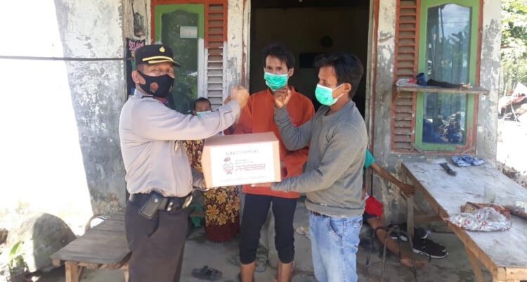 BANSOS— Kabag Sumda Kompol Hendri serahkan bantuan sosial pada perwakilan warga.
