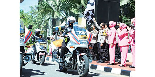 Hari Jadi Polwan dan HKGB, Kapolda Sumbar Lepas Ratusan Paket Bansos 1 MELEPAS— Kapolda Sumbar Irjen Pol Toni Harmanto melepas penyaluran paket sembako untuk dibagikan kepada masyarakat yang terdampak pandemi Covid-19.