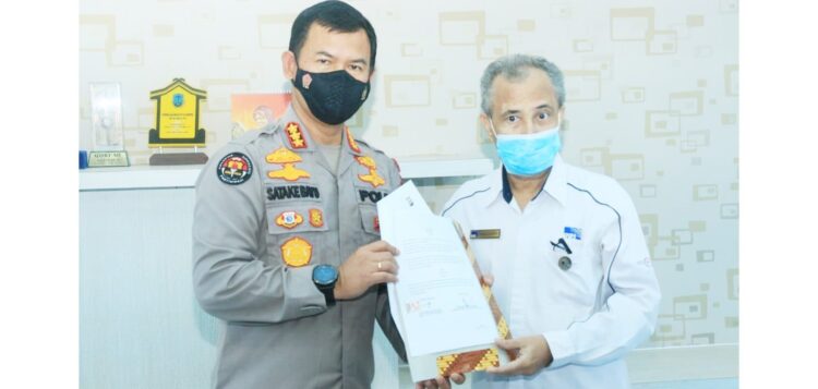 Polda Sumbar dan RRI Padang Jalin Kerjasama 1 TANDATANGANI-Kabid Humas Polda Sumbar Kombes Pol Satake Bayu dan Kepala LPP RRI Padang Khalidiraya menandatangani naskah kerja sama.