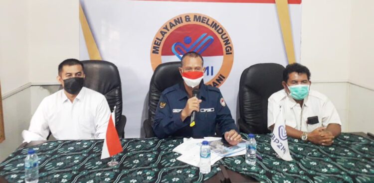 BP2MI Percepat Vaksinasi PMI yang akan Keluar Negeri 1 KETERANGAN PERS— Kepala UPT BP2MI Padang Joko Purwanto (tengah) saat memberikan keterangan pers tentang pelaksanaan vaksinasi bagi Pekerja Migran Indonesia (PMI), Kamis (1/7).