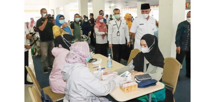TINJAU VAKSINASI— Gubernur Mahywedli meninjau vaksinasi Covid-19 tahap III bagi mahasiswa, keluarga dan masyarakat di sekitar Politeknik Kesehatan (Poltekes) Kementerian Kesehatan di Padang.