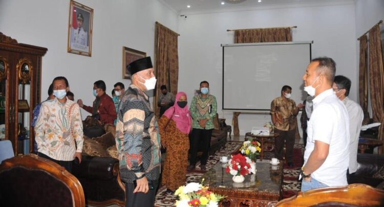 Kualitas Produk Unggulan Pertanian Provinsi Sumatera Barat Belum Standar Ekspor 1 DIALOG— Gubernur Sumbar Mahyeldi Ansharullah, saat bersilaturahmi dengan Adrian Akhza pemilik Perusahaan PT CASSIA COOP, Kamis (29/7).