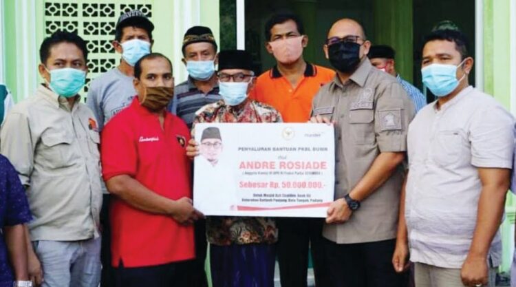 BANTUAN MASJID— Anggota DPR RI Andre Rosiade menyerahkan bantuan untuk pembangunan Masjid Ash ShalihinAnak Air, Kelurahan Batipuh Panjang, Kecamatan Kototangah, Padang beberapa waktu lalu.