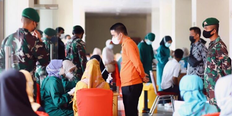 VAKSINASI DI MALL— Wakil Wali Kota Solok Rahmadhani Kirana Putra saat meninjau pelaksanaan vaksin di Mall Pelayanan Vaksinasi Pasar Semi Modern.