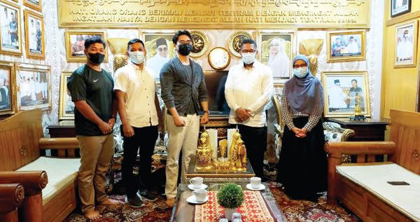 SOSIALISASI SERTIFIKASI HALAL— Ketua DPRD Kota Padang Syafrial Kani bertemu dengan Ketua Pemuda Gebu Minang Wahyu Lestari dan Direktur Eksekutif Bersama Halal Madani (BHM) Hestrini Nawir di kantor Wahyu Lestari di Ulak Karang, Kota Padang.