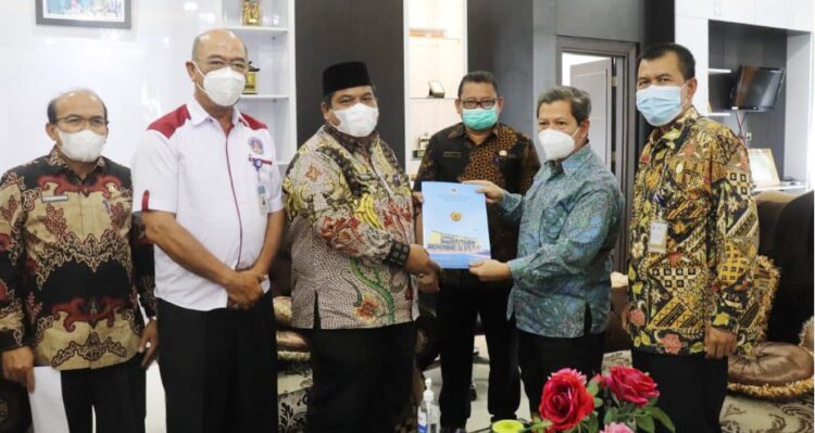 Mahasiswa ISI Padangpanjang KKN di Padangpariaman 1 SERAHT ERIMA—Bupati Padang pariaman Suhatri Bur saat serahterima mahasiswa KKN dari Rektor ISI Padangpanjang.