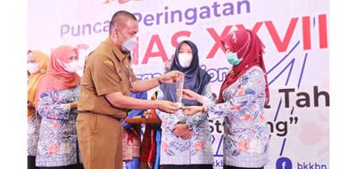 TERIMA PENGHARGAAN— Ny Lucyanel Genius Umar menerima penghargaan  terbaik I kategori kegiatan Perilaku Hidup Bersih dan Sehat (PHBS) di rumah tangga.