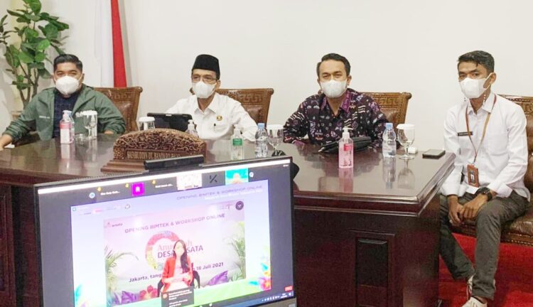 Anugerah Desa Wisata Indonesia 2021, 42 Nagari dari Kabupaten Limapuluh Kota 1 BERSAMA—Bupati Lima Puluh Kota Safaruddin Dt Bandaro Rajo bersama Ketua ADKI Sumbar Deni Asra dan Ketua ADKI Lima Puluh Kota, Rino Chandra saat webiner dengan Kementerian Pariwisata dan Ekonomi Kreatif.