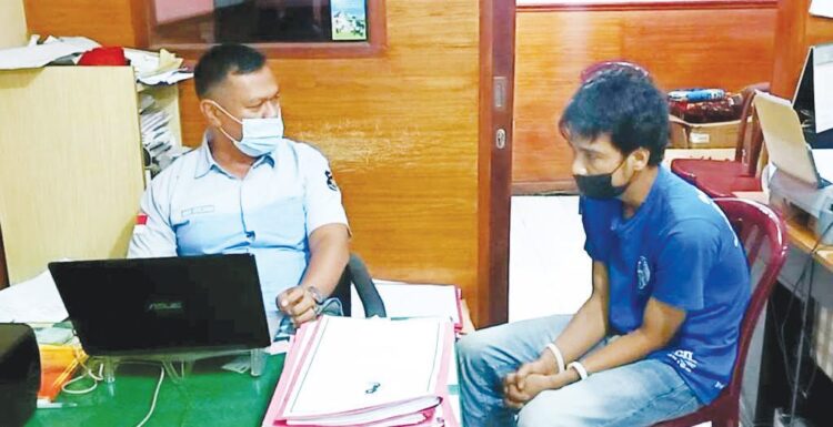 Remaja 13 Tahun Dicabuli Ayah Tiri, Nonton Film Porno, Beraksi saat Seisi Rumah sudah Tertidur 1 JALANI PEMERIKSAAN— Pelaku pencabulan terhadap anak tirinya, MNA (30), setelah diamankan aparat kepolisian, kemarin, menjalani pemeriksaan di MApolresta Padang.