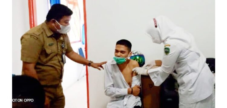 VAKSINASI—Seorang peserta BLK Lubuk Sikaping saat mengikuti vaksinasi Covid- 19 yang diikuti ratusan orang.