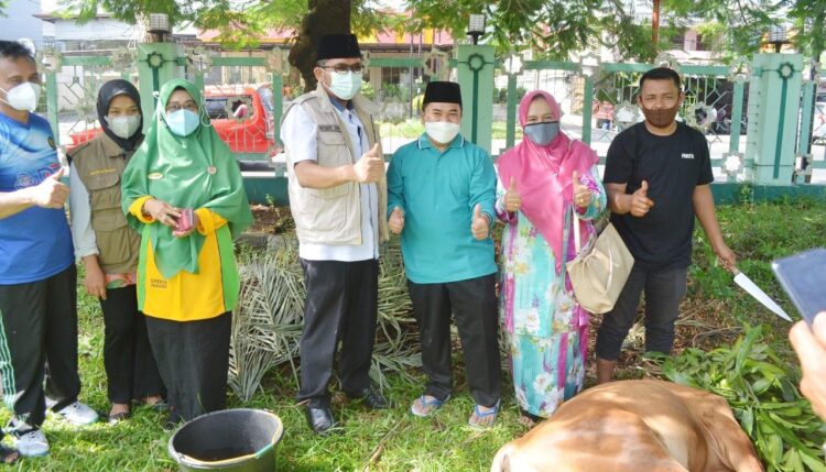 PEMOTONGAN SAPI— Wali Kota Padang Hendri Septa bersama Ketua Pengurus Masjid Agung Nurul Iman  Mulyadi Musdim, di sela pemotongan hewan kurban di masjid milik Pemko Padang ini.