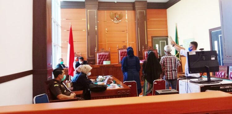 PENGAMBILAN SUMPAH— Empat saksi yang dihadirkan dalam sidang kasus dugaan KDRT ASN di Kota Padang, diambil sumpahnya saat sidang di Pengadilan Negeri Padang, Rabu (7/7).