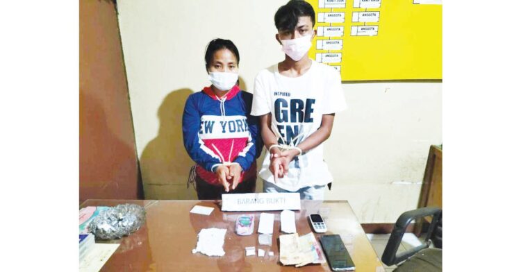 PENGEDAR— Wanita berinisial NA (33) dan temannya berinisial RF (19) ditangkap tim Satresnarkoba Polres Padang Pariaman  karena diduga kuat sebagai pengedar sabu, Kamis (15/7) malam.