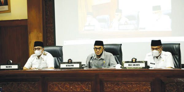 Ketua DPRD Kota Bukittinggi Herman Sofyan saat memimpin Sidang Paripurna tentang Ranperda Pertanggungjawaban Pelaksanaan APBD 2020.