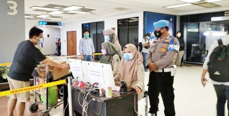 AWASI—Terlihat sejumlah personel Polsek BIM dan instansi terkait sedang melakukan pengawasan terhadap calon penumpang yang akan masuk dan meninggalkan BIM.