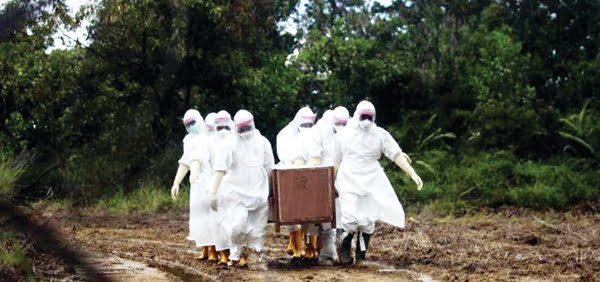 APD LENGKAP— Proses pemakaman pasien meninggal akibat Covid-19 menerapkan protokol kesehatan ketat. Petugas medis yang membawa jenazah dalam peti berpakaian APD lengkap saat dibawa ke TPU khusus pasien Covid-19 di Bungus.